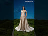 MNM Couture F03044 Robe colonne en satin bleu marine et broderie avec drapé sculptural en forme de pétale et surjupe trapèze ouverte